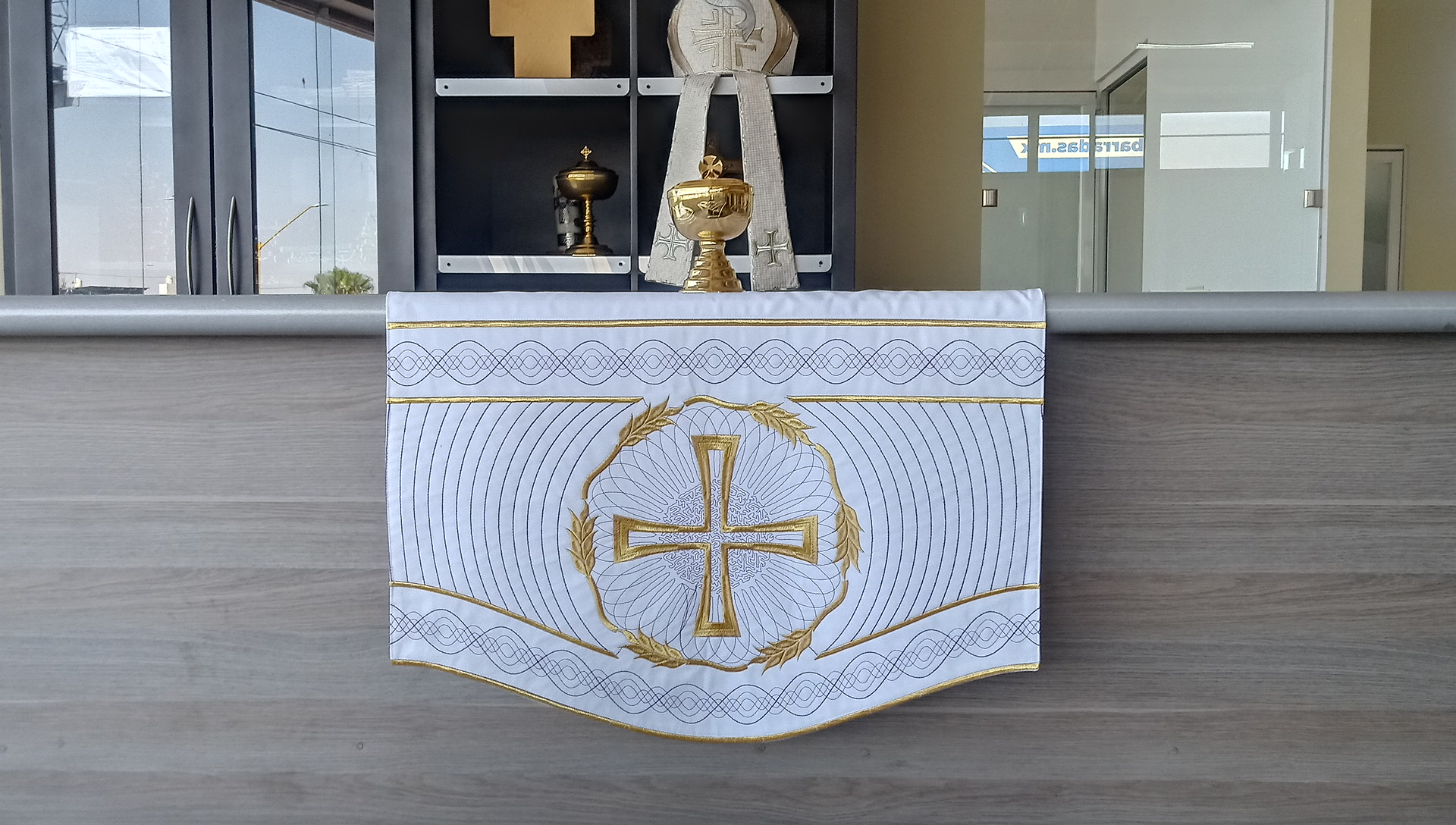 103 CRUZ CATEDRAL Mantel  Blanco Rojo 51 Ambon